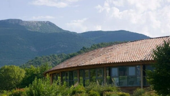 المنشأة من الخارج