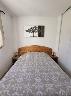 2 bedrooms, bed sheets