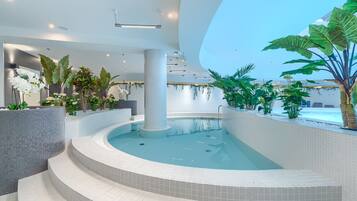 Een binnenzwembad, open van 07.00 uur tot 22.00 uur, en ligstoelen