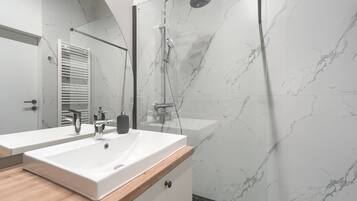 Deluxe appartement | Badkamer | Een douche, een haardroger