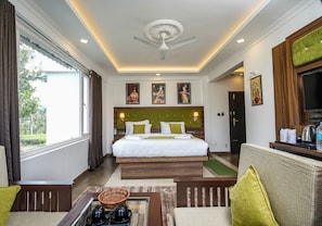 Egyptian cotton sheets, premium bedding, desk, free WiFi - Lumino Winter Castle (Udumbanchola)