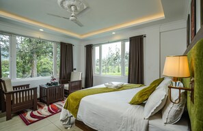 Egyptian cotton sheets, premium bedding, desk, free WiFi