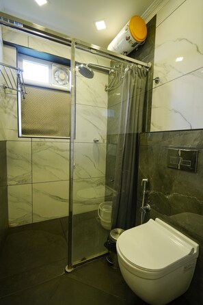 Shower, rainfall showerhead, free toiletries, bidet - Lumino Winter Castle (Udumbanchola)