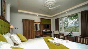 Premium Room | Cadar kapas Mesir, peralatan tempat tidur premium, meja, Wi-fi percuma 