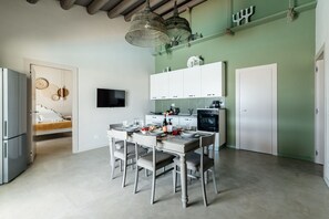 Fridge, microwave, oven, stovetop - Villa Verdese per Coppie e Famiglie Vicino al Mare Piscina Privata, Veranda,wifi (Sicilia)