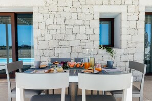 Outdoor dining - Villa Verdese per Coppie e Famiglie Vicino al Mare Piscina Privata, Veranda,wifi (Sicilia)