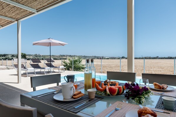 Outdoor dining - Villa Verdese per Coppie e Famiglie Vicino al Mare Piscina Privata, Veranda,wifi (Sicilia)