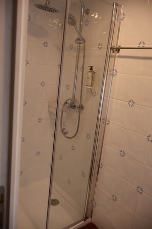 Secadora de cabello, toallas, shampoo, papel de baño