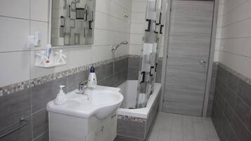 Doccia, asciugacapelli, bidet, asciugamani