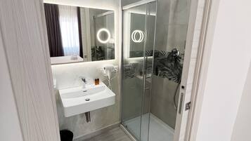 Camera Superior con letto matrimoniale o 2 letti singoli | Bagno | Doccia, soffione a pioggia, set di cortesia firmato, asciugacapelli