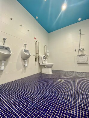 Bathroom - We Street Hostel - Albergue Juvenil (Palma de Mallorca)