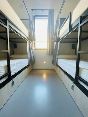One bed in a Mix Shared Dormitory for maximum 6 people | Schallisolierte Zimmer, kostenloses WLAN