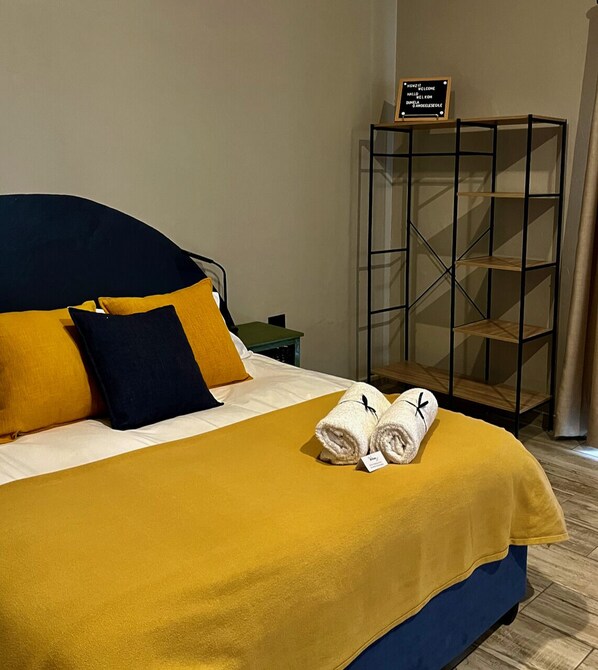 1 bedroom, desk, free WiFi, bed sheets - Comfort has never looked this Good (Thabazimbi)