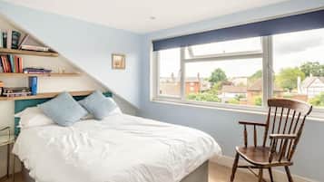 3 bedrooms, iron/ironing board, WiFi, bed sheets