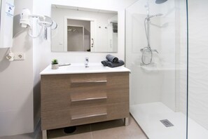 Dusche, Haartrockner, Handtücher