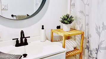 Een douche, gratis toiletartikelen, een haardroger, handdoeken