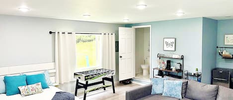 1 dormitori, escriptori, planxa i posts de planxar i wifi