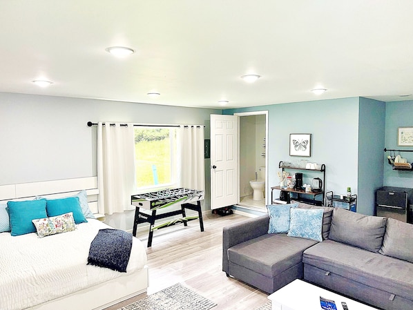 1 bedroom, desk, iron/ironing board, WiFi