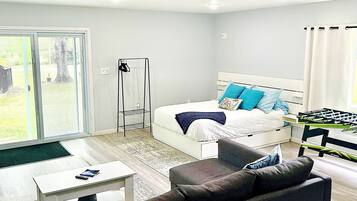 1 slaapkamer, een bureau, een strijkplank/strijkijzer, wifi