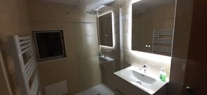 Ducha, secador de pelo, toallas y jabón
