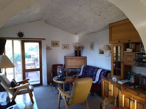 تلفزيون ذكي، مدفأة، ستيريو