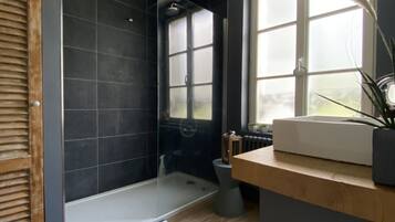 Dusche, Haartrockner, Handtücher, Seife