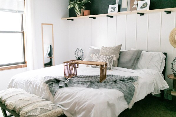 3 bedrooms, desk, iron/ironing board, travel crib