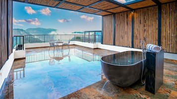 Premium Cottage | Bathroom | Separate tub and shower, hair dryer, bathrobes, towels