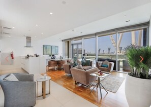 Smart TV - Beautiful 2BR Bluewater Residences 8, Ain Dubai (Dubai)