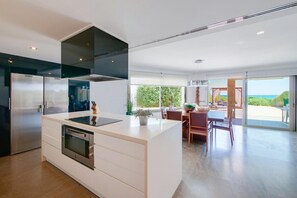 Een koelkast, een microgolfoven, een oven, een vaatwasser