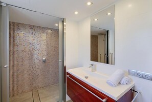 Dusj, hårføner og håndklær