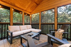 Smart-TV, peis, bøker og kontorer