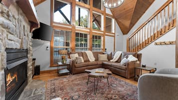 Älytelevisio, takka, kirjoja, työhuone