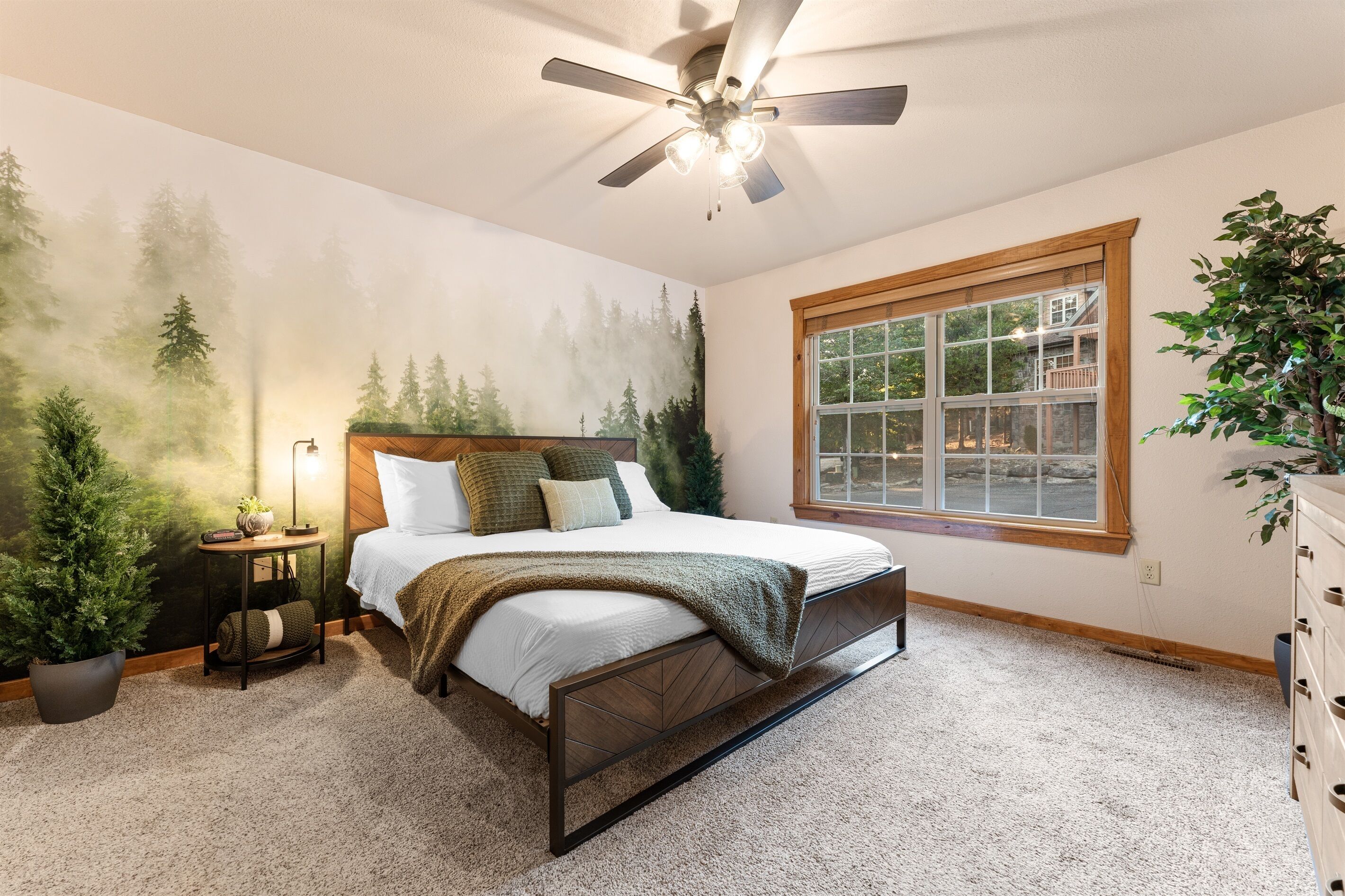 2 quartos, escrivaninha, ferros/tábuas de passar roupa, berço de viagem