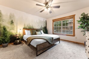 2 soverom, skrivebord, strykejern/-brett og reiseseng for barn