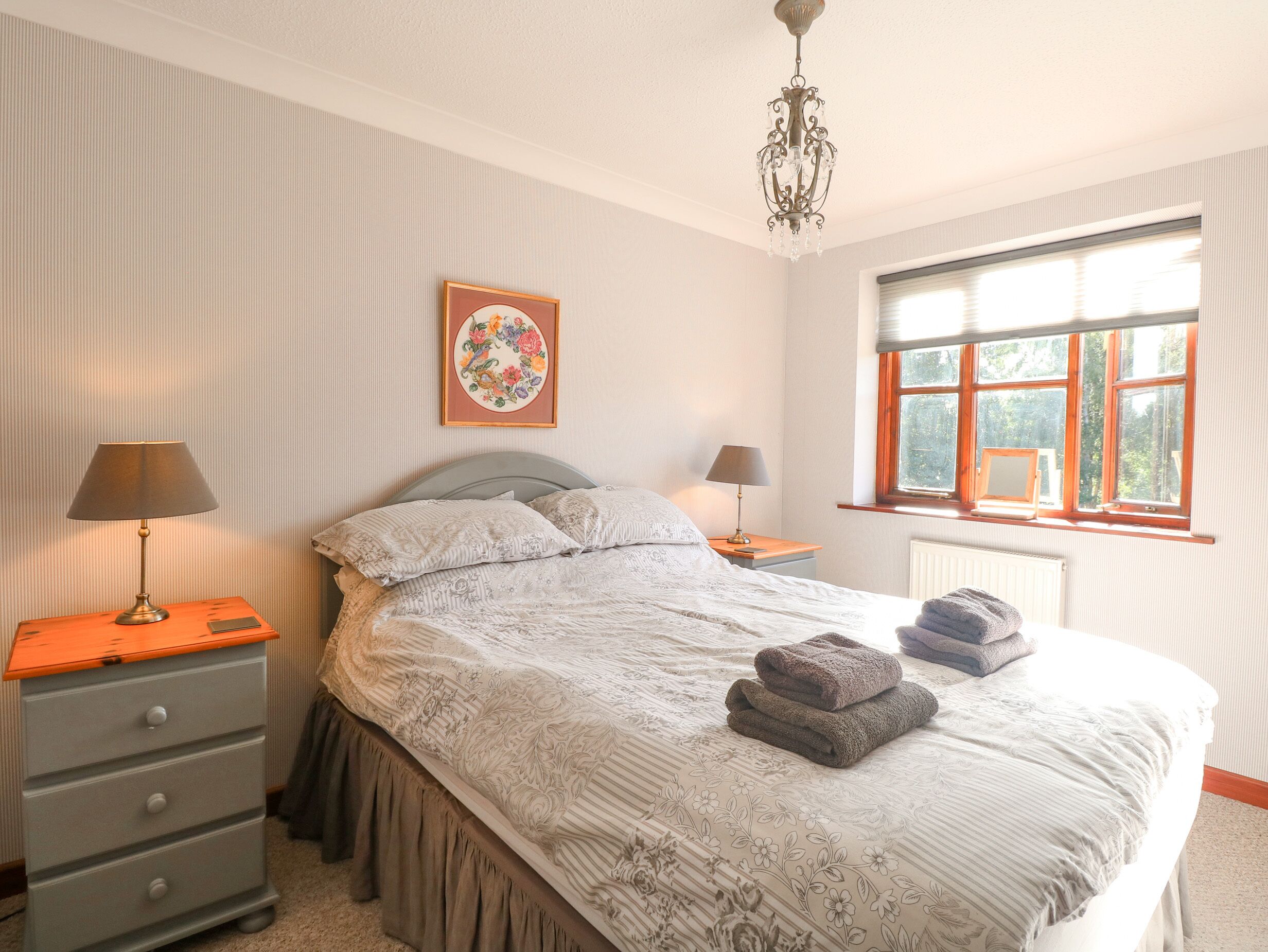 2 quartos, individualmente decorados, individualmente mobiliados