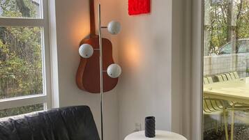 Télévision, cheminée, livres