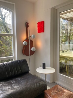 Télévision, cheminée, livres