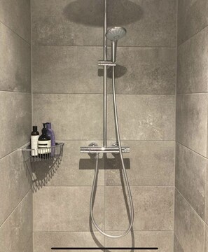 Shower, hair dryer, towels, soap - Prachtig Designhuis, Rustige Ligging, Zwembad, Speeltuin, Fietsen in de Duinen (De Cocksdorp)
