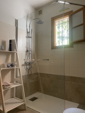 Séchoir à cheveux, serviettes fournies, papier de toilette