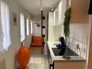 Micro-ondes, plaque de cuisson, lave-vaisselle