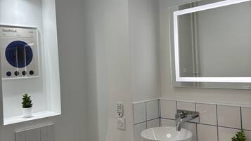 Sèche-cheveux, serviettes fournies, savon, shampoing