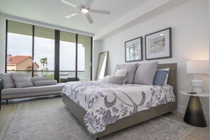 3 slaapkamers, een strijkplank/strijkijzer, gratis wifi, beddengoed