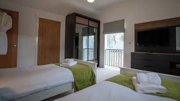 House | 4 bedrooms, premium bedding, iron/ironing board, free WiFi