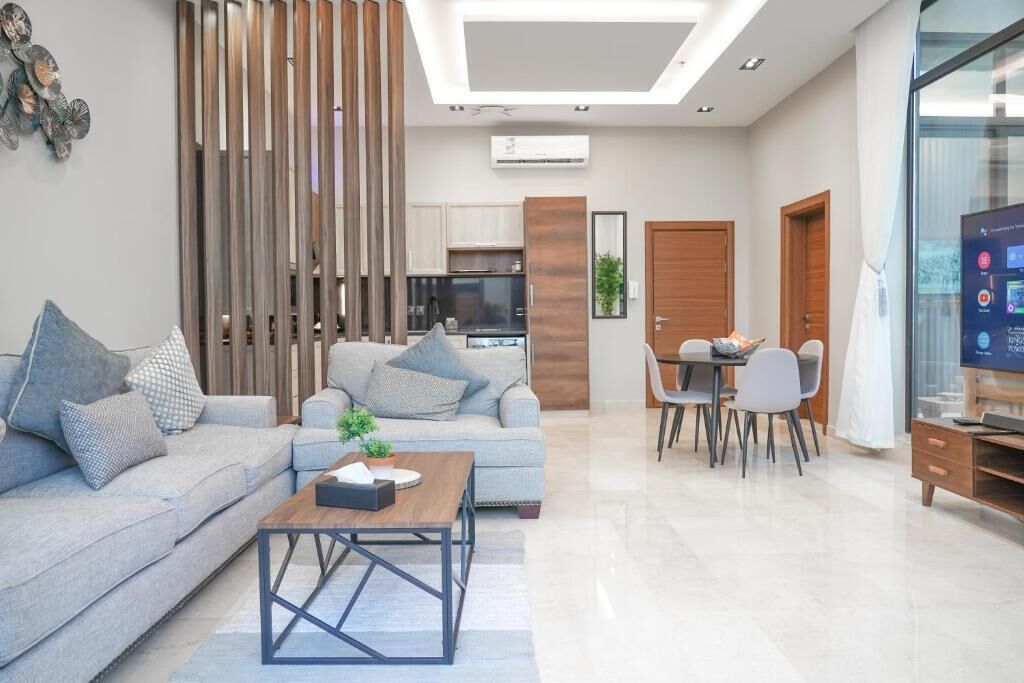Villa familiar, varias camas | Área de sala de estar | Smart TV de 45 pulgadas con canales por cable 