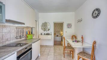 Kühlschrank, Ofen, Herdplatte, Geschirrspüler