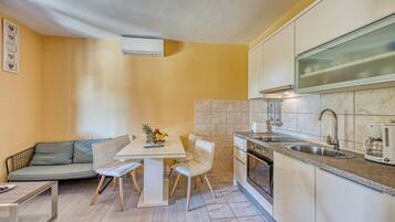 Fridge, oven, stovetop, dishwasher