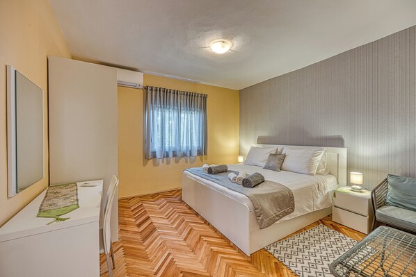 Villa familiar, varias habitaciones (Coastal Paradise Villa with Pool) | 4 habitaciones y espacio para trabajar con laptop 