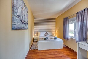 Vila Keluarga, beberapa kamar (Coastal Paradise Villa with Pool) | 4 kamar tidur, ruang kerja ramah laptop, dan setrika/meja setrika