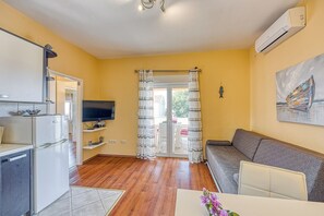 21-inch flat-screen TV with satellite channels - Coastal Paradise Villa With Pool (Sveti Filip i Jakov)